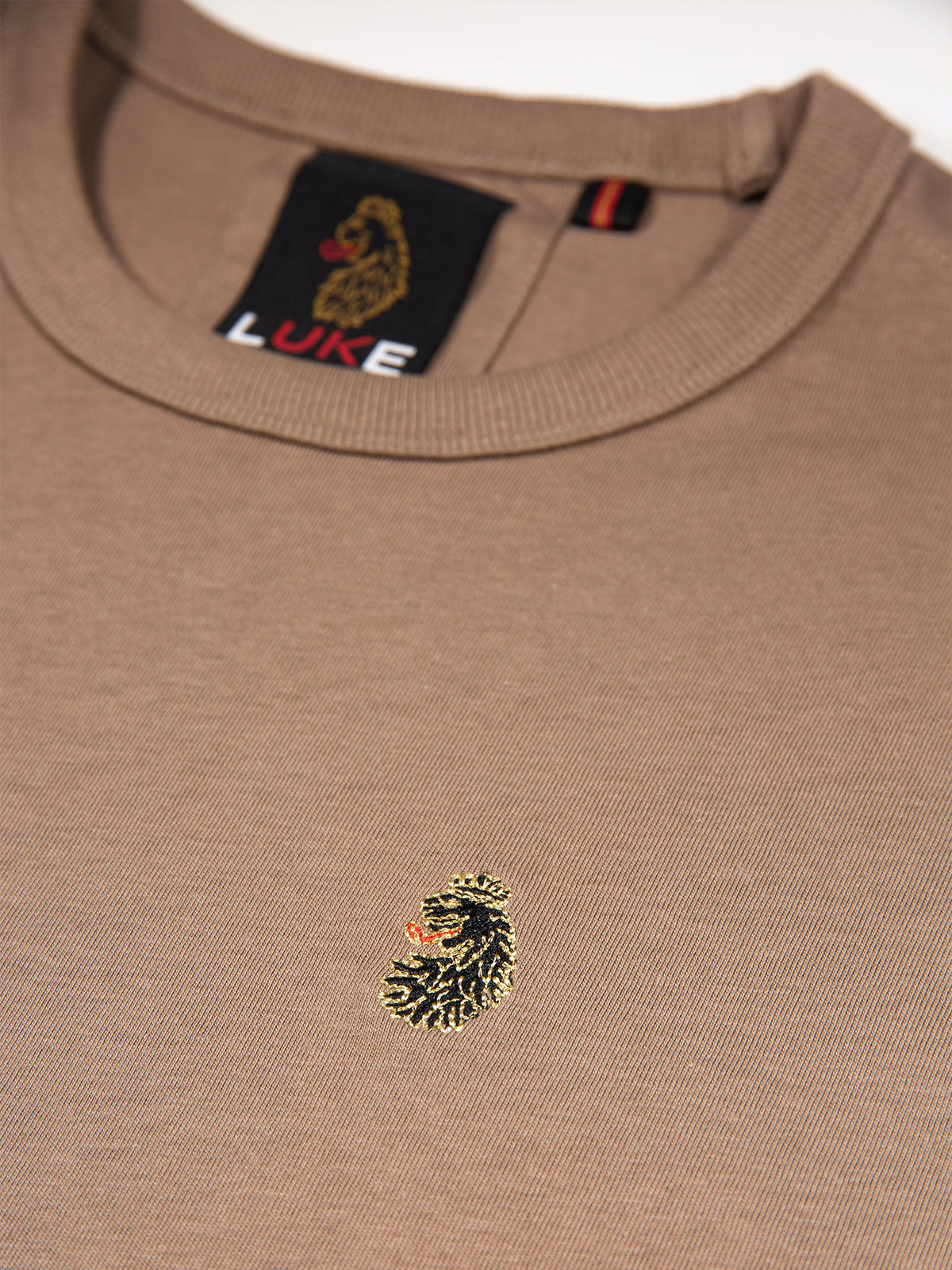Men's brown t-shirt with crew neck and short sleeves, detail view