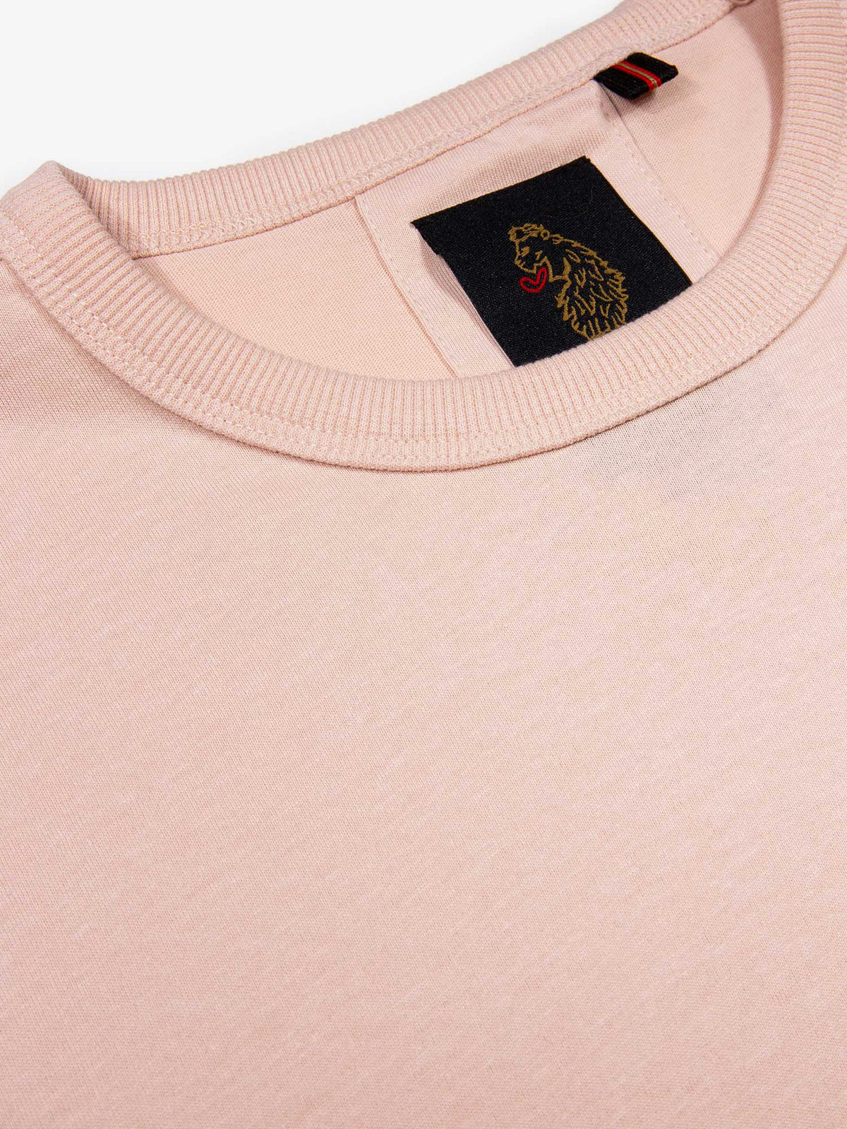 Men's pink t-shirt with crew neck and short sleeves, detail view