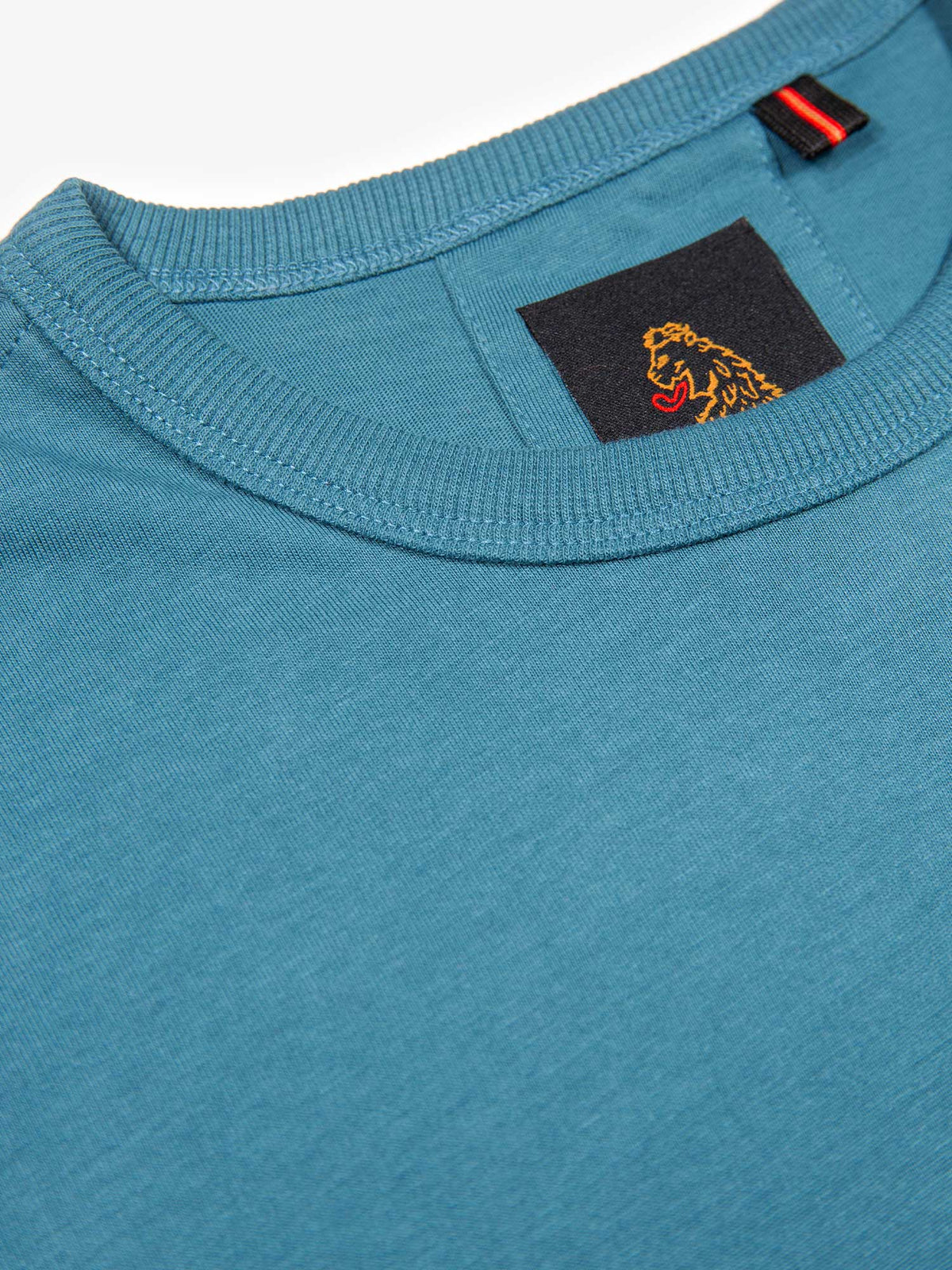 Men's blue t-shirt with crew neck and short sleeves, detail view