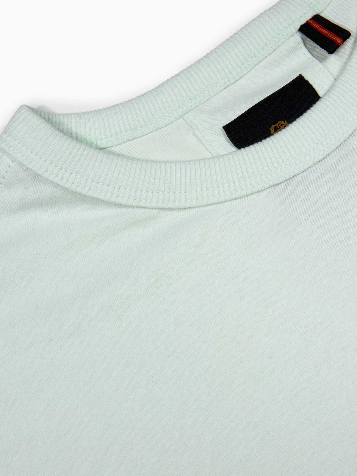 Men's green t-shirt with crew neck and short sleeves, detail view