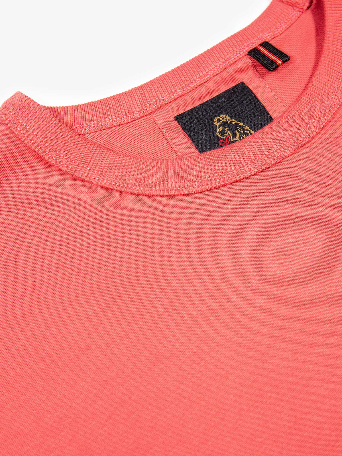 Men's red t-shirt with crew neck and short sleeves, detail view