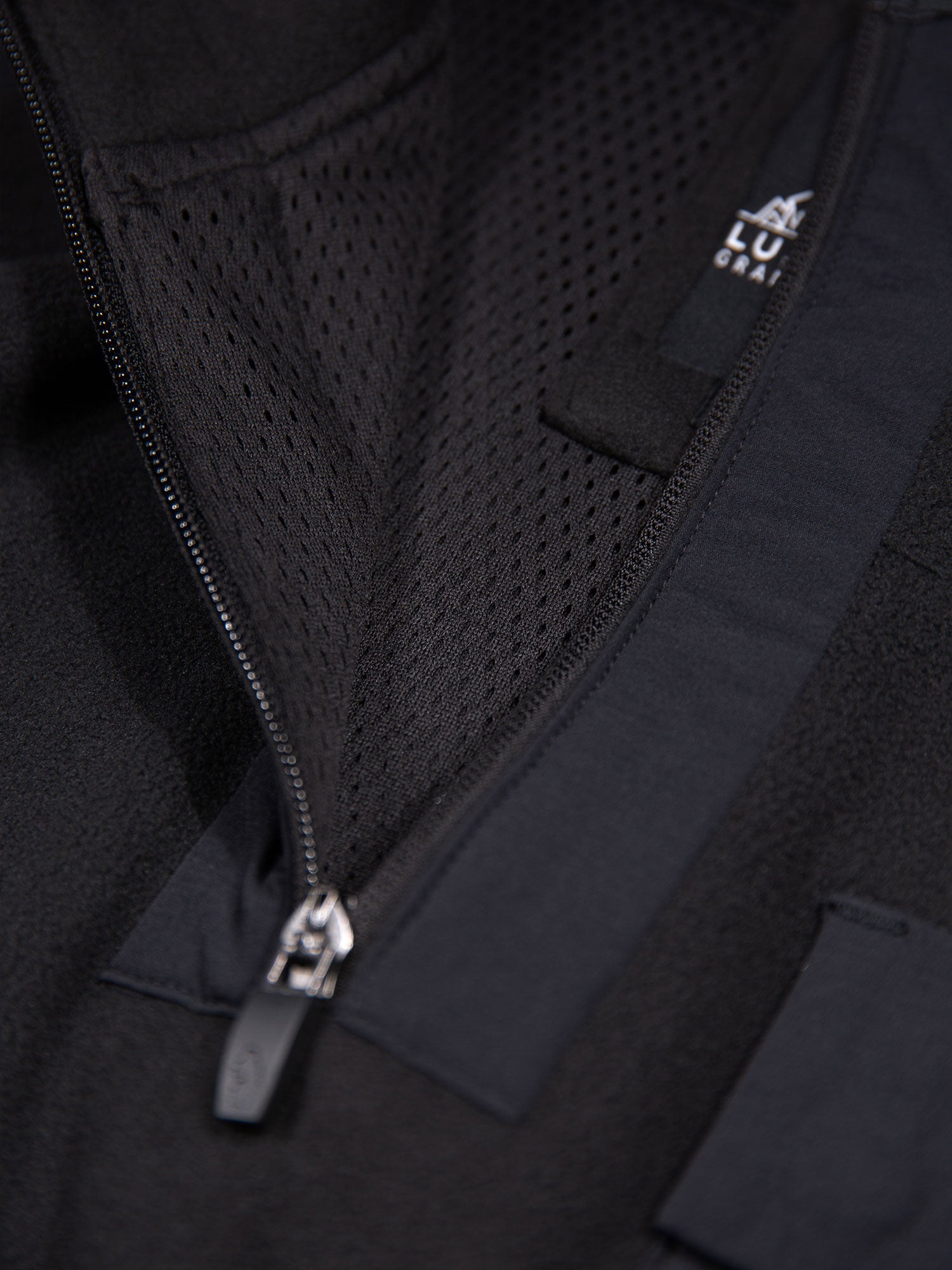 VALLE QUARTER ZIP SWEATSHIRT