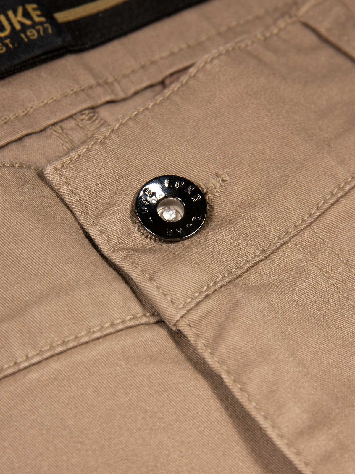 Men's brown shorts with drawstring waistband and cargo pockets, detail view 1