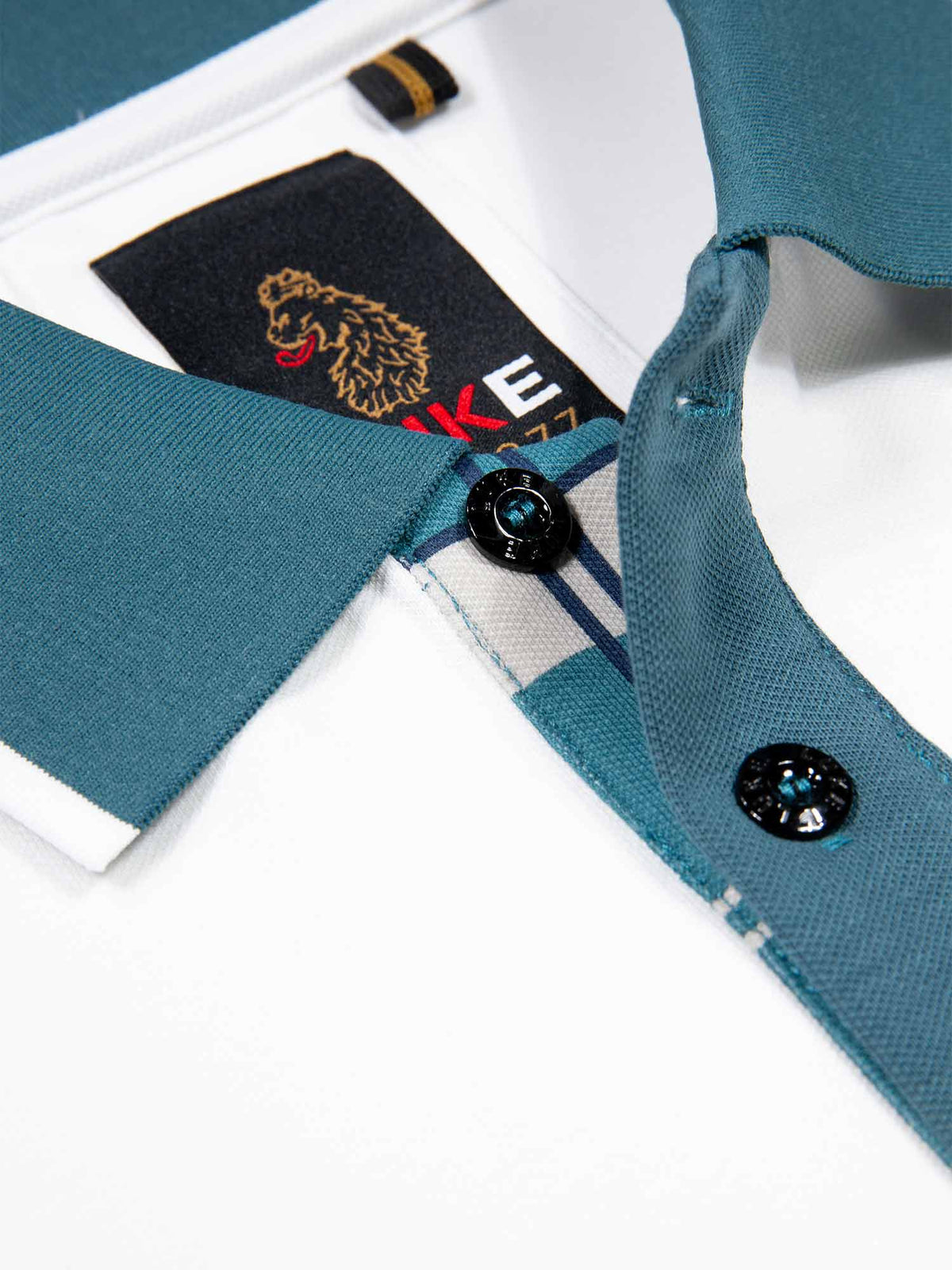 Men's white polo shirt with polo collar, detail view 2