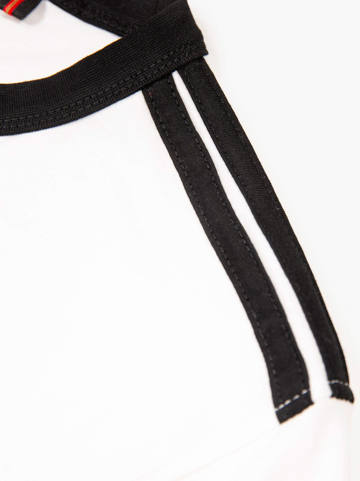 Men's white t-shirt with crew neck and short sleeves, detail view 4