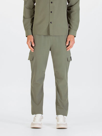 Men's green cargo trousers with cargo pockets.