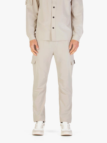 Men's beige cargo trousers with cargo pockets.