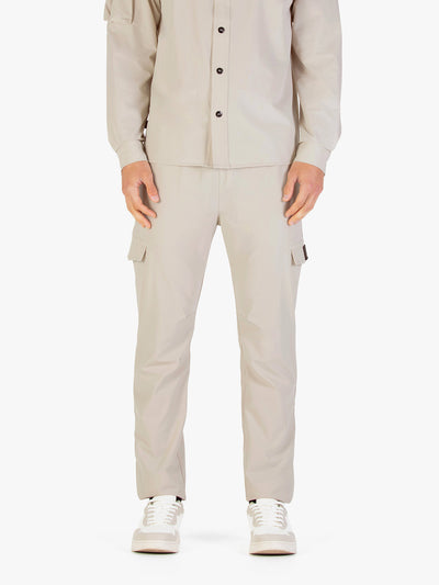 Men's beige cargo trousers with cargo pockets.