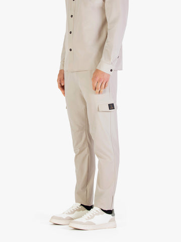Men's beige cargo trousers with cargo pockets.