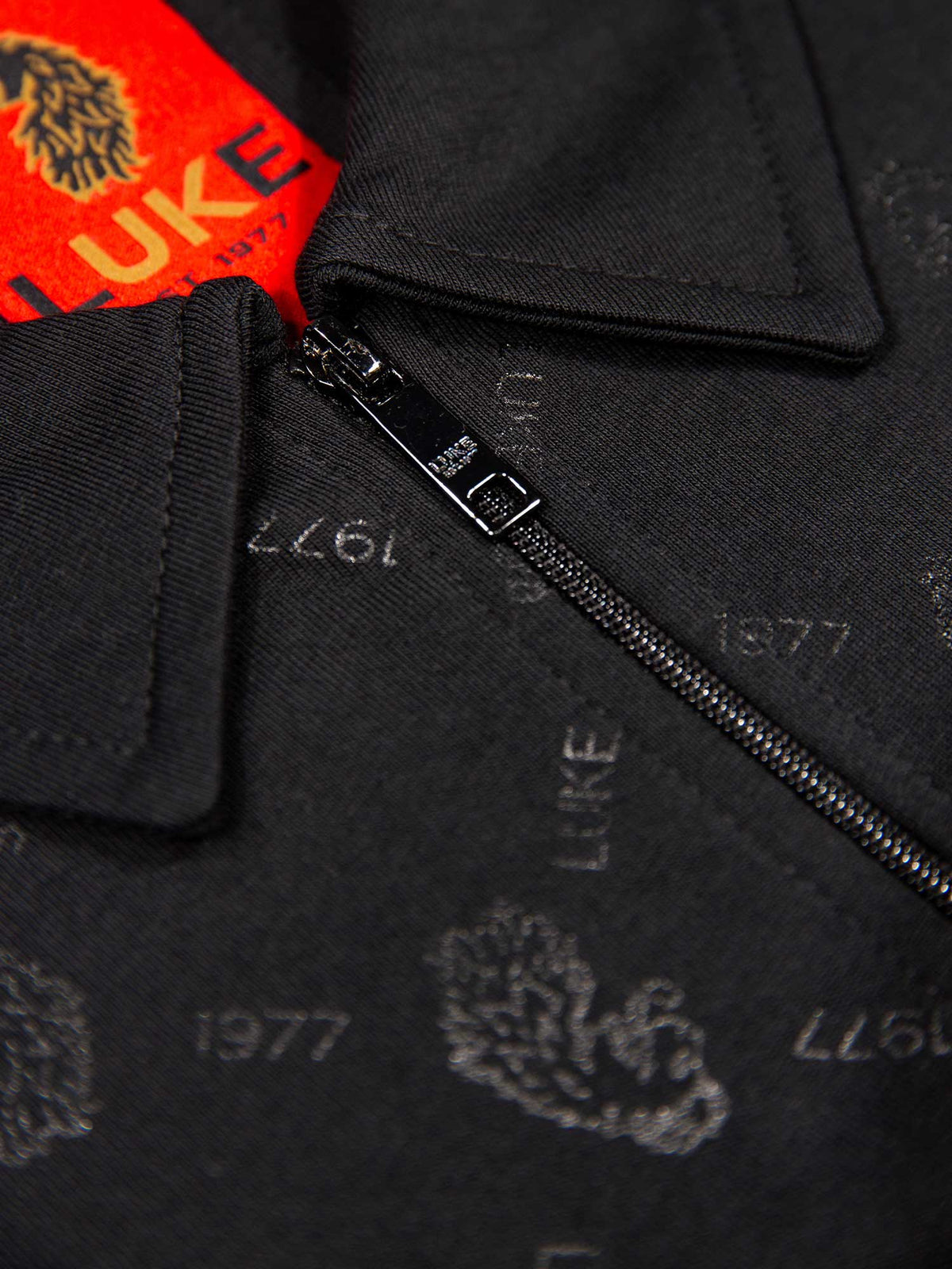 Men's black polo shirt with polo collar, detail view 1