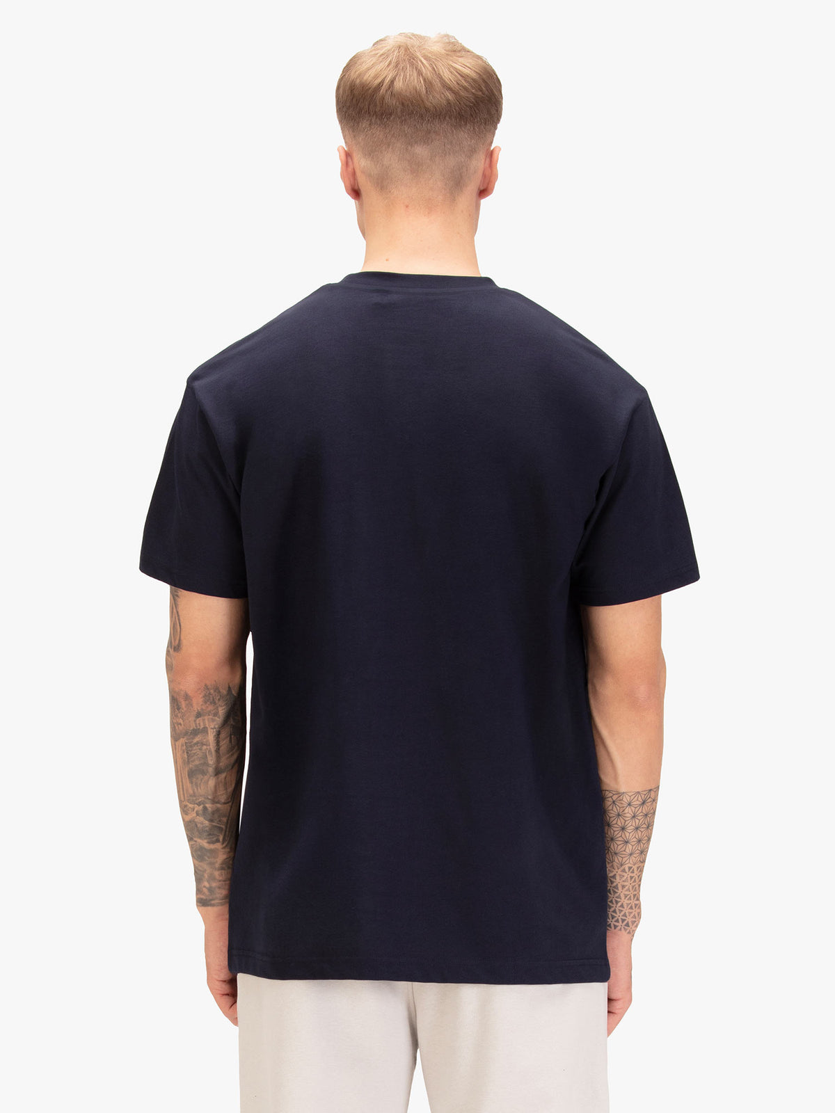 Men's relaxed-fit navy t-shirt with crew neck and short sleeves, detail view 1