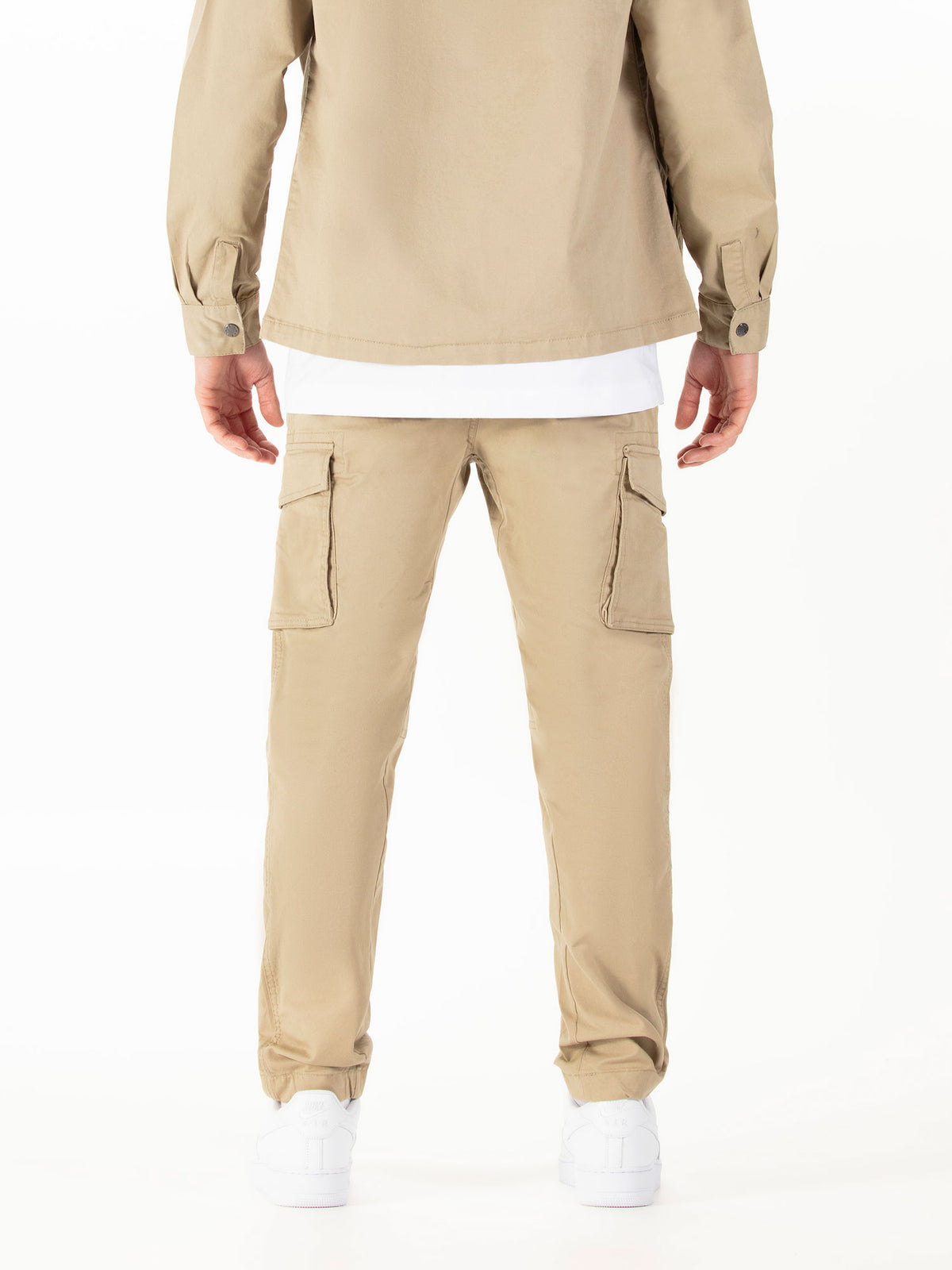 Men's beige cargo trousers with cargo pockets.