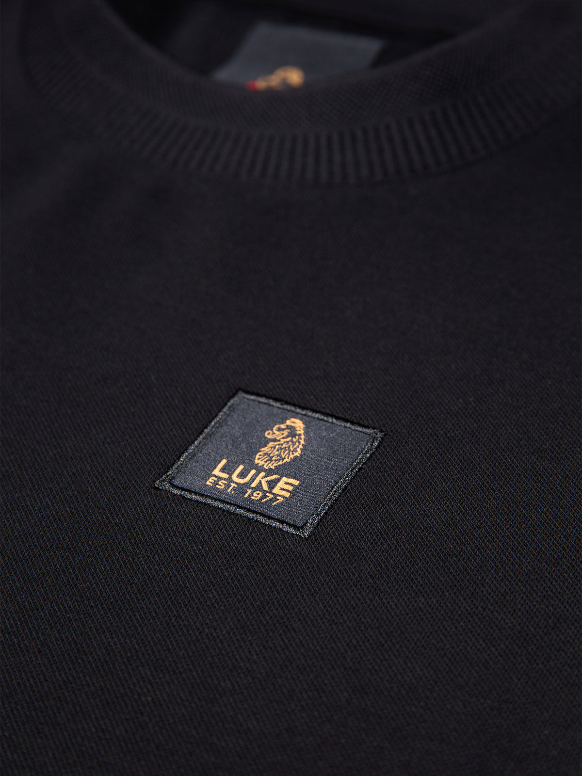 Men's black t-shirt with crew neck and short sleeves, detail view 1