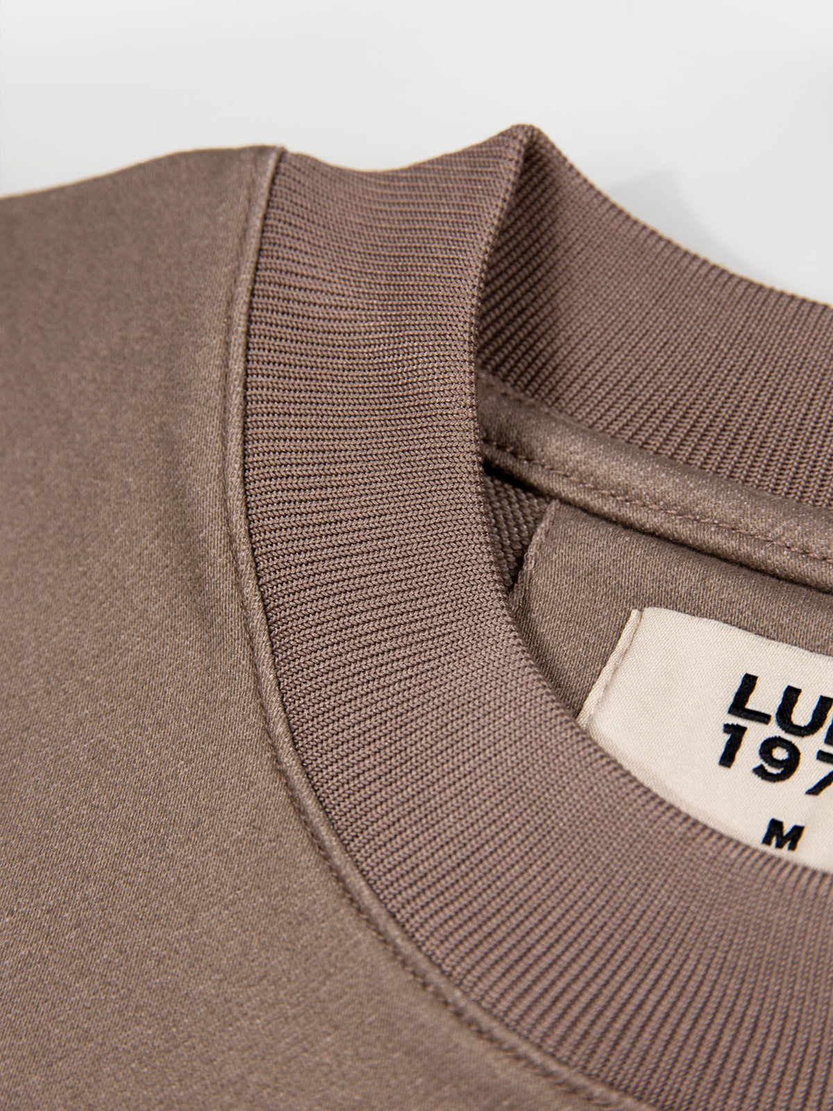 Men's brown t-shirt with crew neck and short sleeves.