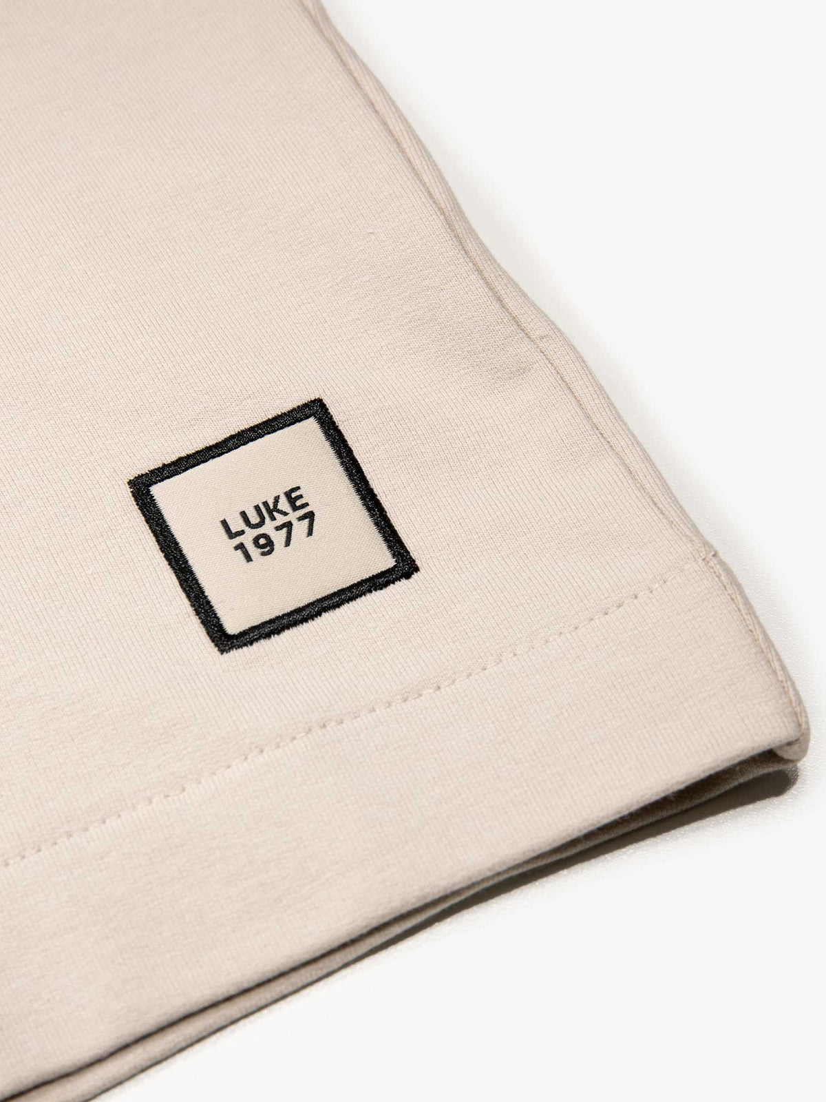 Men's relaxed-fit beige t-shirt with crew neck and short sleeves, detail view 2