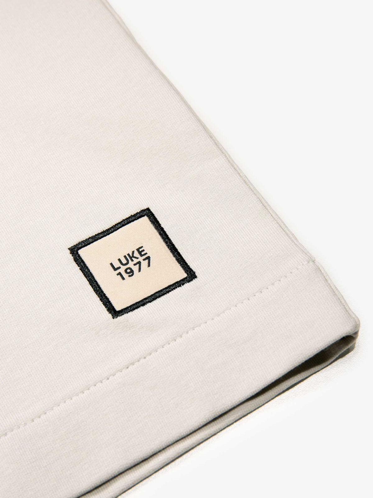 Men's relaxed-fit grey t-shirt with crew neck and short sleeves, detail view 2