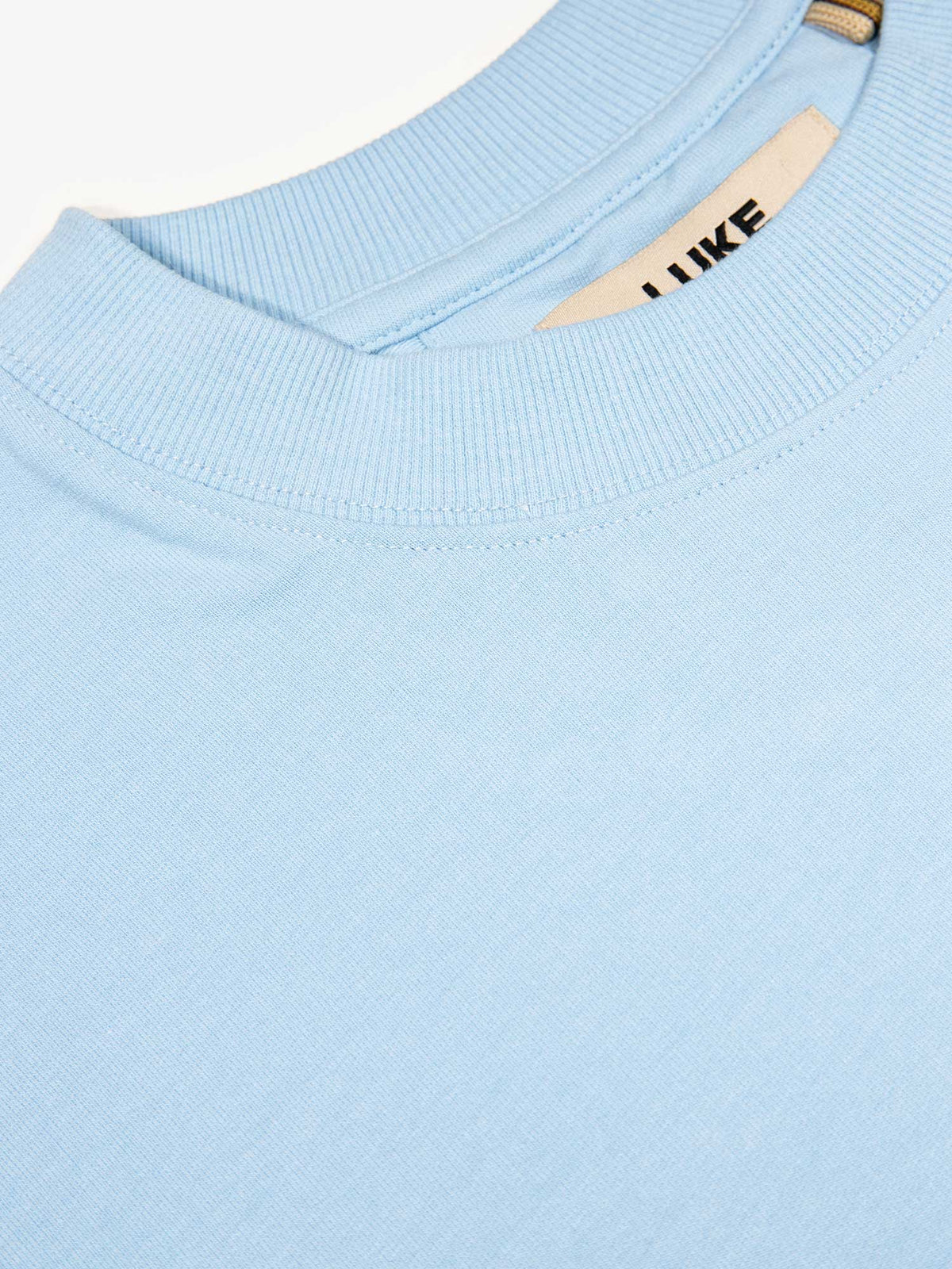 Men's relaxed-fit blue t-shirt with crew neck and short sleeves, detail view 1