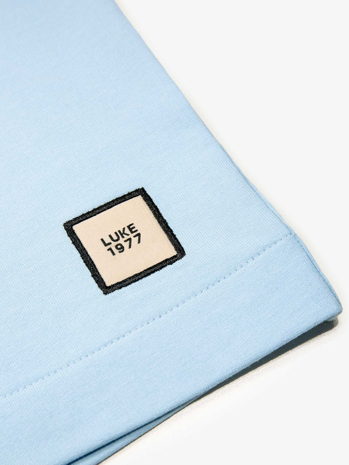 Men's relaxed-fit blue t-shirt with crew neck and short sleeves, detail view 2