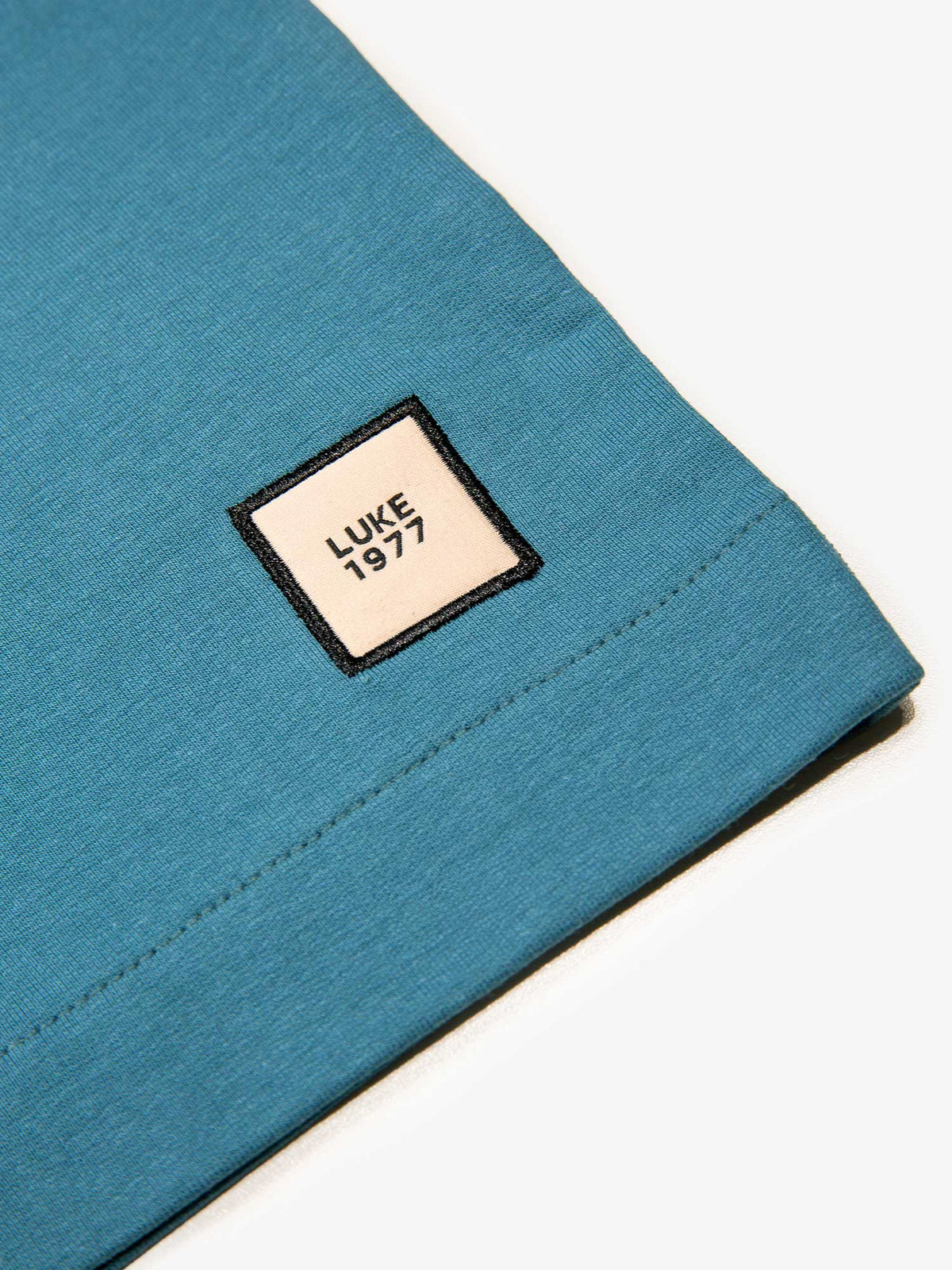 Men's relaxed-fit blue t-shirt with crew neck and short sleeves, detail view 2