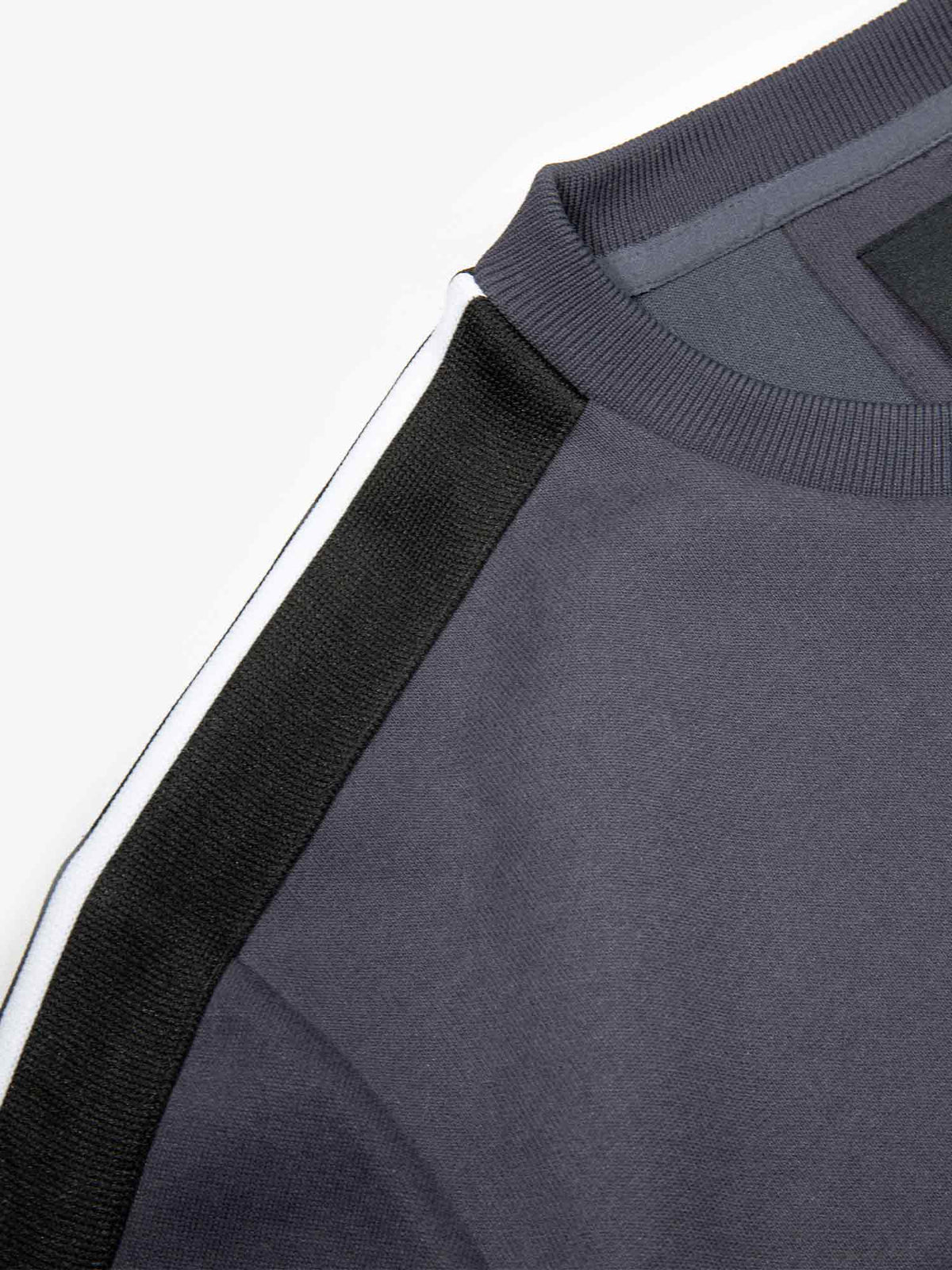 Men's grey sweatshirt with crew neck, detail view 2