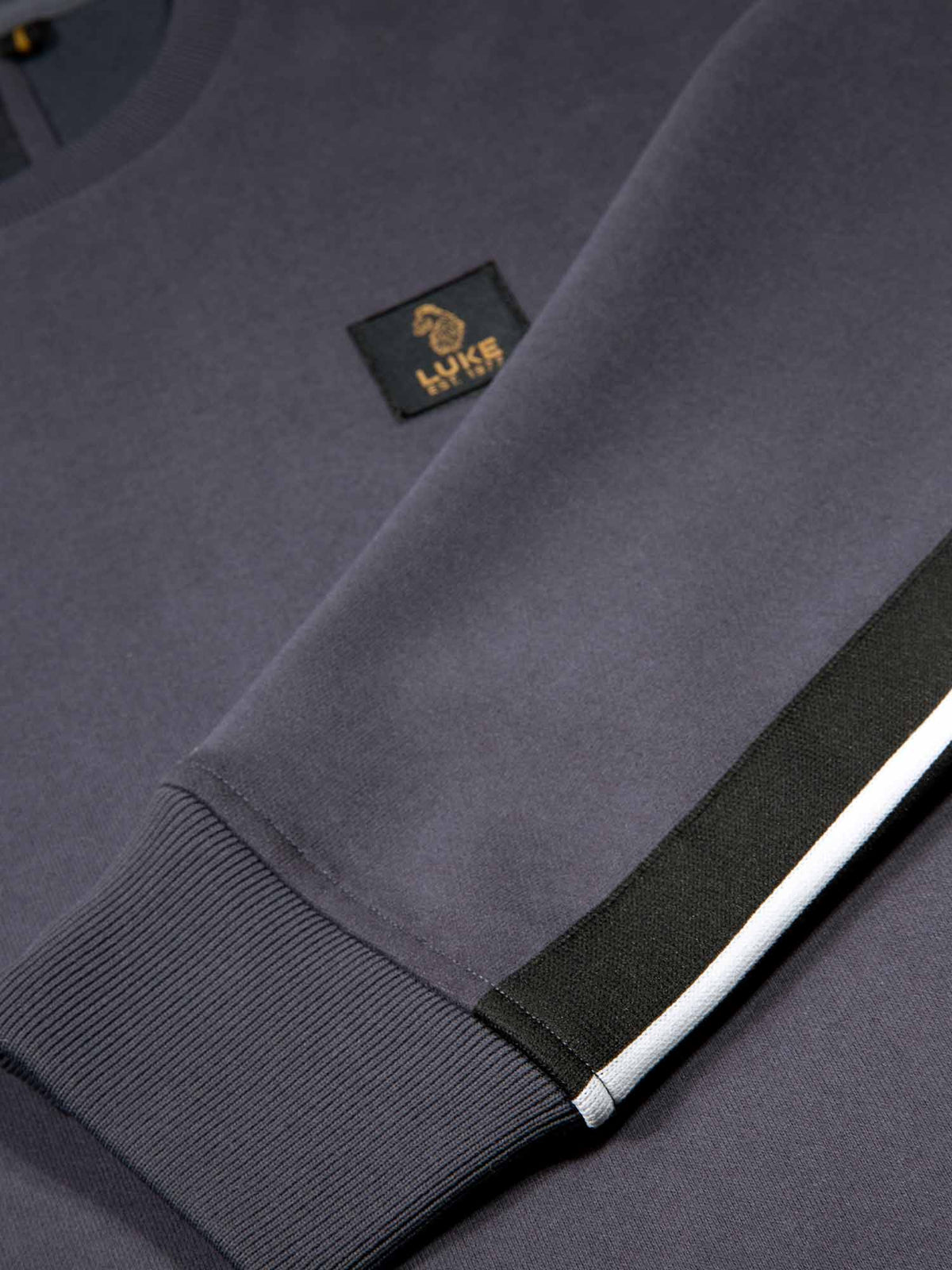 Men's grey sweatshirt with crew neck, detail view 4