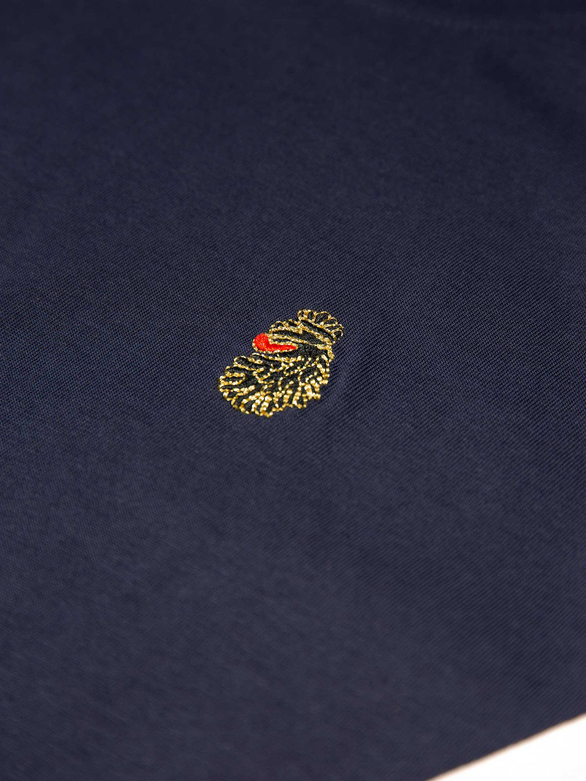 Men's relaxed-fit navy t-shirt with crew neck and short sleeves, detail view 3