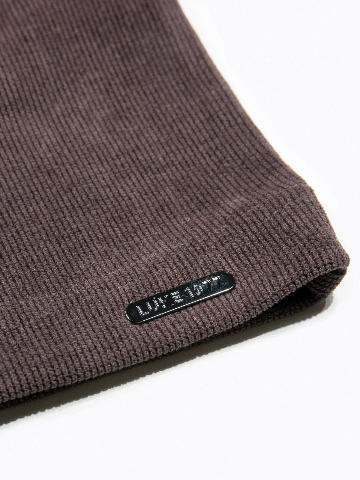 Men's relaxed-fit brown t-shirt with crew neck and short sleeves, detail view 2