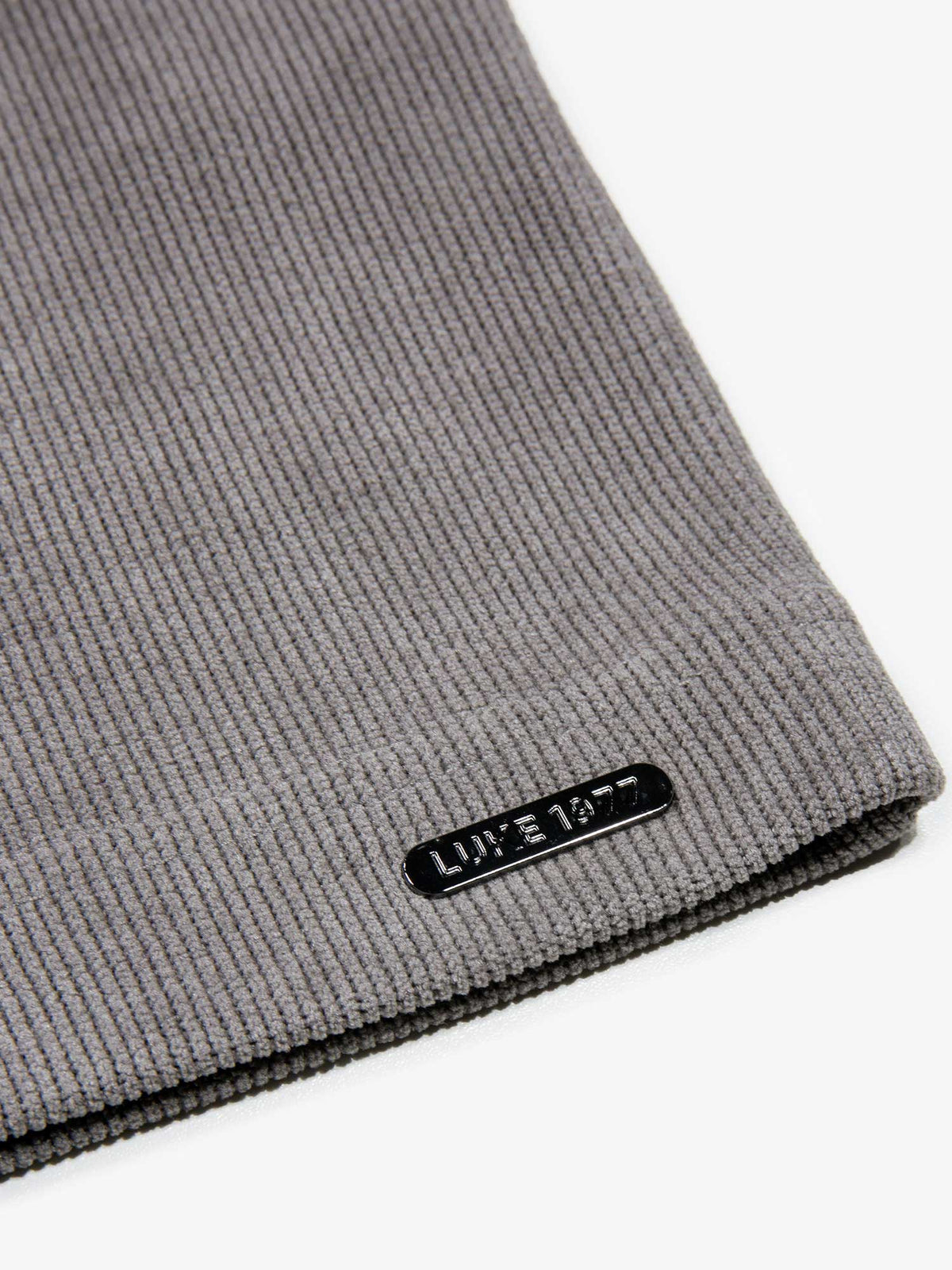 Men's relaxed-fit grey t-shirt with crew neck and short sleeves, detail view 2